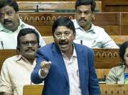 'दक्षिणेत मुलींना शिकवतात आणि उत्तर भारतात त्यांना गुलाम बनवून...', खासदाराच्या विधानाने गदारोळ, वाद पेटण्याची शक्यता