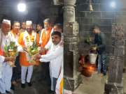 महाशिवरात्रीनिमित्त अब्दुल सत्तारांचे नागेश्वर दर्शन, तरुणांकडून गोमूत्र शिंपडून मंदिर स्वच्छ, 'रोज सकाळी मांसाहार...'