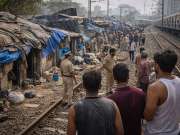'रेल्वे प्रशासनही तितकेच जबाबदार' मुंबई सेंट्रल ते बोरिवली दरम्यानच्या झोपडपट्यांबाबत न्यायालयाचा मोठा निर्णय; नेमकं प्रकरण काय?