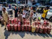 LPG GAS Crisis India: मुंबई-पुणेकरांना किती रुपयांत मिळतोय गॅस सिलिंडर? एका क्लिकवर कळतील तुमच्या शहरातील दर!