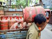 'सरेंडर दे सिलेंडर!' देशात सिलिंडरच्या तुटवड्यावरून विरोधकांनी केंद्र सरकारला केलं लक्ष्य