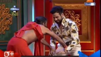 रामदेव बाबांची तरूणाशी कुस्ती