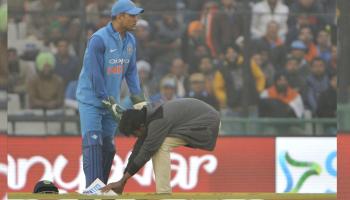 भेटा क्रिकेटच्या नव्या ‘देवा’ला, मोहालीत धोनीच्या फॅनचा कारनामा 