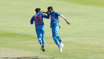 माजी क्रिकेटर म्हणाला, चहल-कुलदीपने धोनीचे पाया पडायला पाहिजेत...