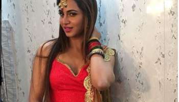 VIDEO : &#039;बीडी जलयले&#039; गाण्यावरील आर्शी खानचा डान्स झाला व्हायरल 