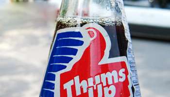 कल्याणमध्ये थम्सअपमध्ये कपडा सापडला