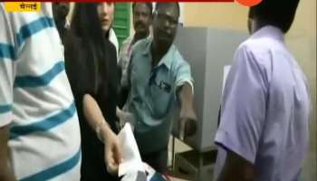 Actor Kamal haan And His Daughter Shruti Hasan Casts Theirs Vote In Chennai