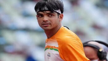 गोल्डन बॉय नीरज चोप्राचा आई-वडिलांसोबत फोटो व्हायरल; म्हणाला...