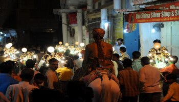 कधी पाहिली का अशी वरात? धो-धो पाऊसात देखील वरातीचा जुगाड, हे पाहून म्हणाल, &#039;&#039;ये हुई ना बात...&#039;&#039;