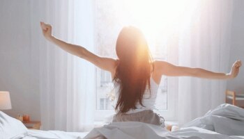 Morning habits : सकाळी उठून चुकूनही &#039;ही&#039; कामं करणं टाळा