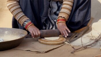 चपाती लाटताना &#039;या&#039; चुका कधीही करु नका... नाहीतर भोगावं लागू शकतं आर्थिक नुकसान