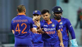 IND Vs SA ODI: मोहम्मद सिराज, रवि बिष्णोईला झालंय तरी काय! Catch सोडल्यानंतर नेटकऱ्यांचा संताप