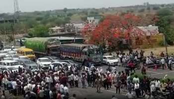 भरधाव ट्रकने बाईकला उडवलं... आई वडिलांसह मुलीचा दुर्देवी मृत्यू