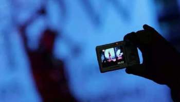 तरुणीने Video Call वर कपडे काढण्यास सुरुवात करताच बापासमोर बेशुद्ध पडला तरुण; अन् नंतर...