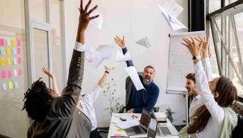 Job News : हुर्रेSsss...देशात 4 दिवस काम 3 दिवस आरामाचं सूत्र; फेब्रुवारीपासून अंमलबजावणी सुरु  