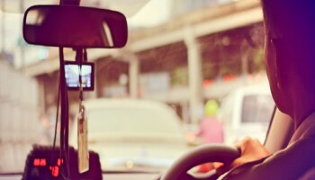 Mumbai News : &#039;जय श्रीराम बोला, तरच...&#039; कॅब चालकाची दादागिरी; डॉक्टरने शेअर केला अनुभव