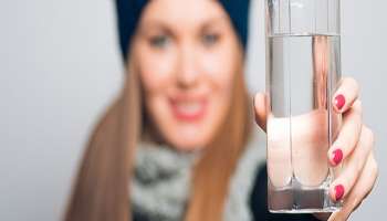 हिवाळ्यात कधी आणि किती पाणी प्यायला हवं? 