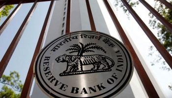 खात्यातून पैसे काढण्यास मनाई? आणखी दोन बँकांवरील RBI च्या कारवाईनंतर अनेकांना धास्ती 
