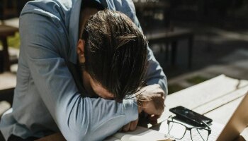 ऑफिसमध्ये डुलकी लागणं गुन्हा? हायकोर्ट काय म्हणतंय पाहा 