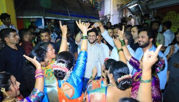 Holi 2025 : कोळी बांधवांसह आदित्य ठाकरेंनी धरला ठेका; वरळी कोळीवाड्यात पारंपरिक होळी उत्सवाचा लुटला आनंद