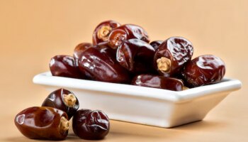 कोणी खजूर खाऊ नये? तज्ञांकडून जाणून घ्या तोटे 