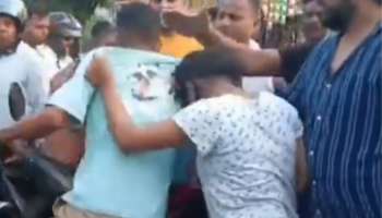 गर्लफ्रेंडसोबत चाऊमीन खात होता मुलगा; आईने भररस्त्यावर दिला चांगलाच चोप, Video व्हायरल 