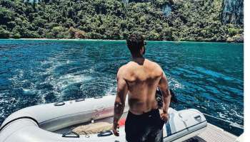 चाळीतलं बालपण, अभिनयात स्ट्रगल; आज बॉलिवूडचा सुपरस्टार आहे &#039;हा&#039; अभिनेता बायकोही टॉपची अभिनेत्री