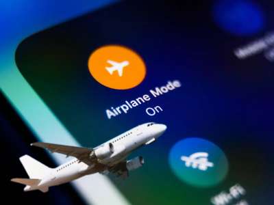 पायलटला सिग्नल मिळत नाही, लोकेशन चुकू शकते आणि...  विमानात मोबाईल Airplane Mode वर ठेवला नाही तर काय धोका असतो?   