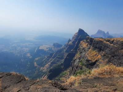 पुण्यात खळबळ! 40 वर्षाचा तलाठी आणि अल्पवयीन तरुणीचा मृतदेह कोकण कड्याच्या दरीत आढळला