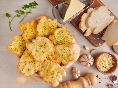 Friendship Day 2025 निमित्त मित्रांसाठी घरीच बनवा चिली गार्लिक टोस्ट, नोट करा Recipe