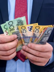 प्लास्टिकच्या नोटा चलनात आणणारा पहिला देश कोणता?