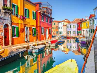 Most Colorful Villages: थंडगार गुलाबी हिवळ्यात &#039;या&#039; रंगबीरंगी शहरांना द्या भेट, शेवटचं एक ठिकाण तर खूपच सुंदर 