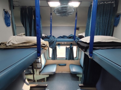 वंदे भारत वगळता इतर सर्व ट्रेनच्या सीट कायम निळ्याच का असतात? Indian Railway चा प्लान समोर! 