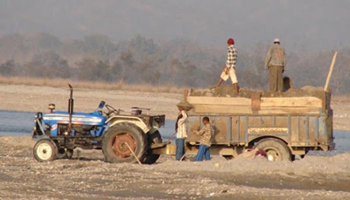 गिरणा नदी पात्रात मोठ्या प्रमाणात अवैध वाळू उपसा