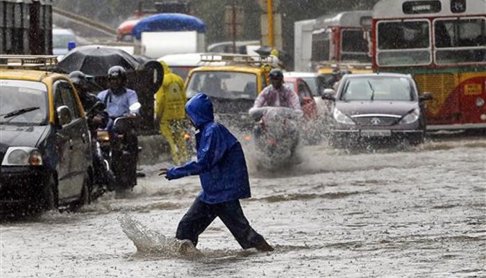 मुंबई, ठाणेसह नवीमुंबईत जोरदार पाऊस, रेल्वे वाहतूक धीमी
