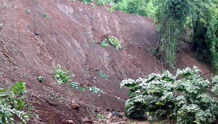 रत्नागिरीत नातूनगर येथे डोंगर खचला, दोघांचा मृत्यू