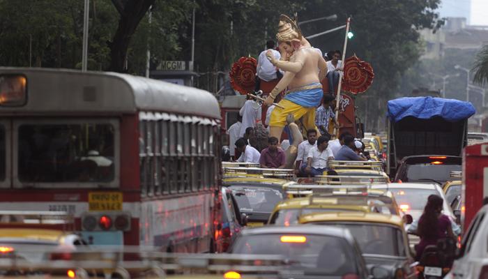 बाप्पा गणेशमंडळांना पावलाय, खड्डयांबाबत मुंबई पालिका गप्प