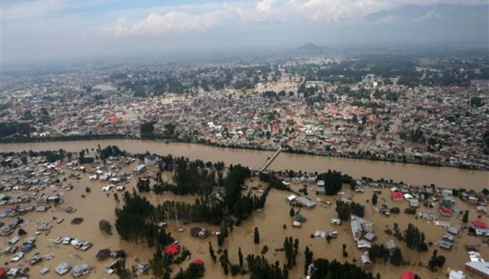 काश्मीरमध्ये  हाहाकार, पुरामुळे चार लाख नागरिक अडकले