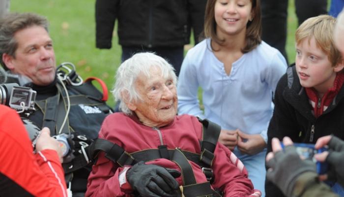 १०० व्या वाढदिवशी तिनं अनुभवला स्कायडायव्हिंगचा थरार!