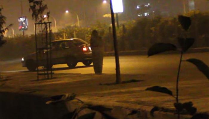 व्हिडिओ: दिल्लीतील रस्त्यावर पांढऱ्या साडीत फिरतंय भूत! 