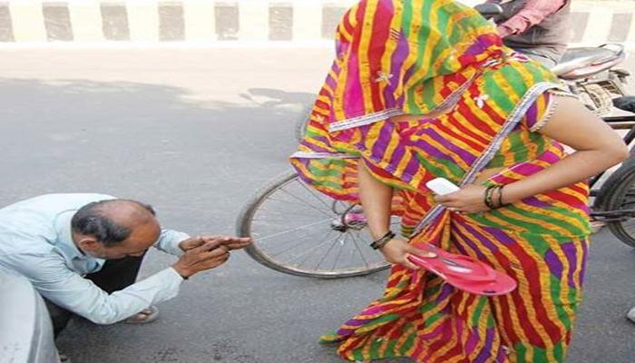 या बाईनं त्याला चपलेनं मारलं...