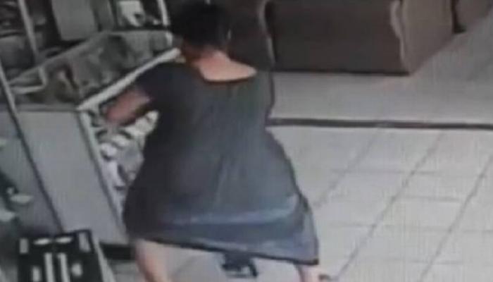 व्हिडिओ: स्कर्टच्या आत टीव्ही घेऊन पळाली महिला