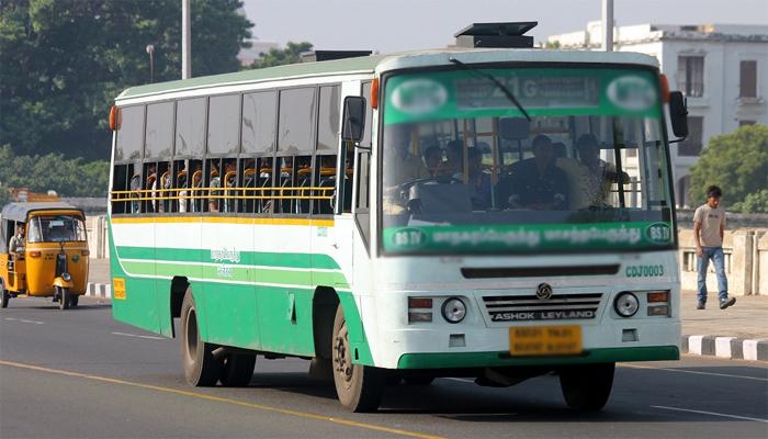 चालत्या बसमध्ये ड्रायव्हरला हार्ट अॅटॅक आला अन्...