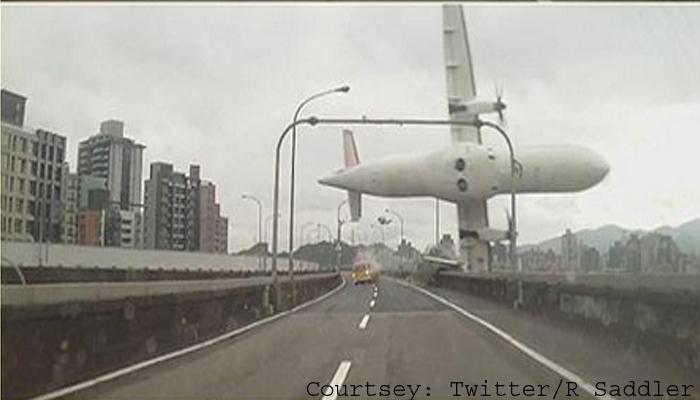 व्हिडिओ: तैवानमध्ये विमान नदीत कोसळलं, २३ ठार