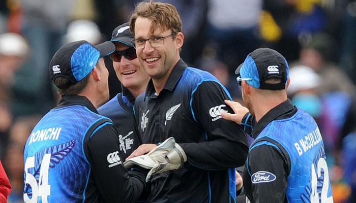 न्यूझीलंडचा  इंग्लंडवर ८ विकेटने विजय ( पाहा स्कोअरकार्ड )