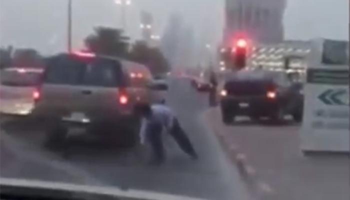 व्हिडिओ: जेव्हा दुबईच्या रस्त्यावर पडला पैशांचा पाऊस