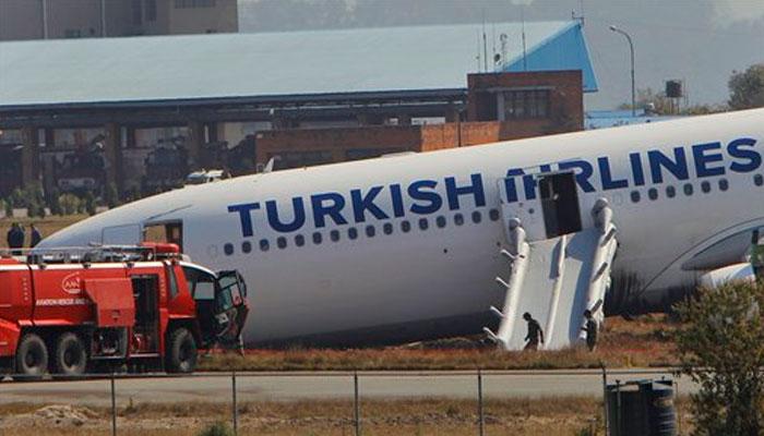टर्किश एअरलाइनचं विमान रनवेवर घसरलं, २३८ जण सुरक्षित