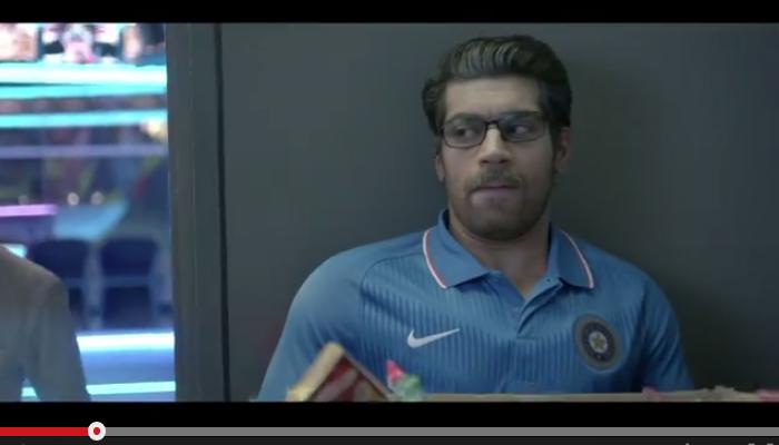 व्हिडिओ - &#039;मौका मौका&#039; म्हणत त्याने भारताची जर्सी काढली