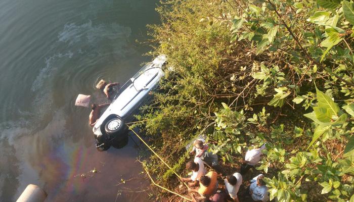 नीरा नदीत कार पडून ५ जणांना जलसमाधी