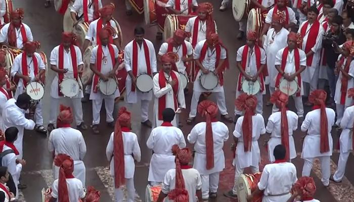 तुम्ही मराठी बोलतायत, म्हणून त्यांना नोकरी मिळतेय